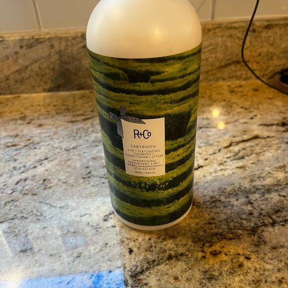 R+Co. Labyrinth 3-in-1 texturizing shampoo + conditioner + styler - Picture 4 of 4